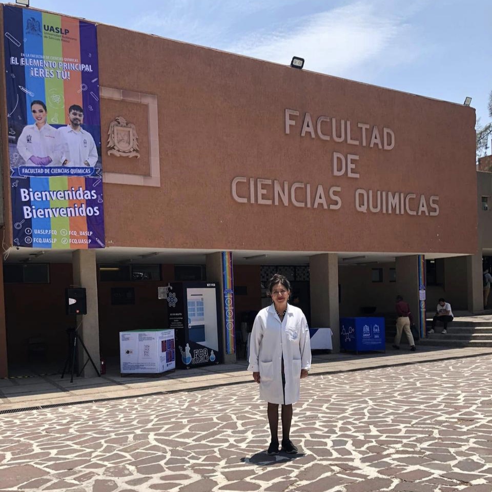Desde la química se contribuye al bien de la humanidad: Mtra. Juanita Alvarado, docente de la FCQ