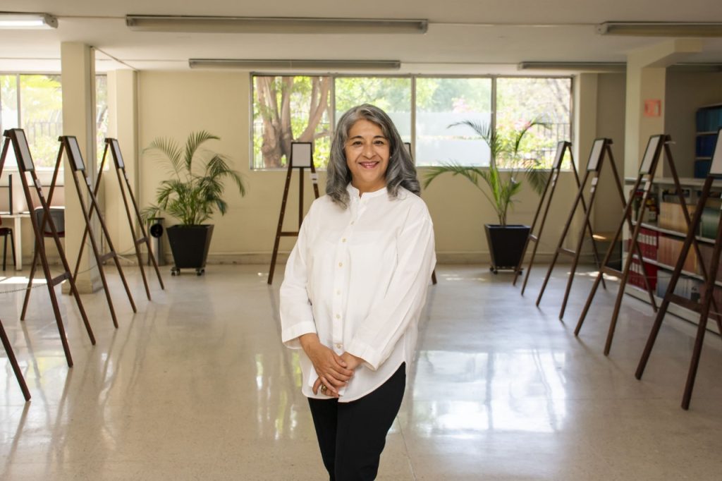 Elvia Escorcia lleva el arte del dorado a la Facultad de Economía