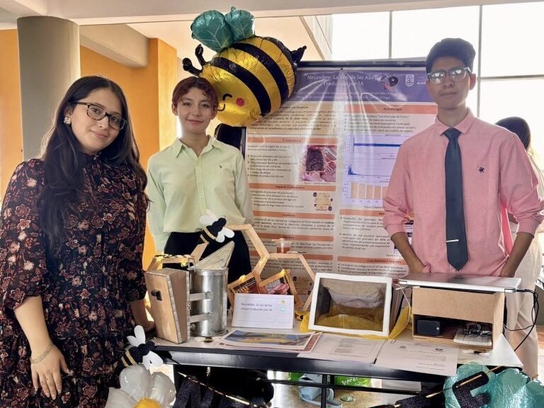 Estudiantes de la UAMRA ganan medalla en final internacional Infomatrix Iberoamérica 2025 con proyecto sobre apicultura