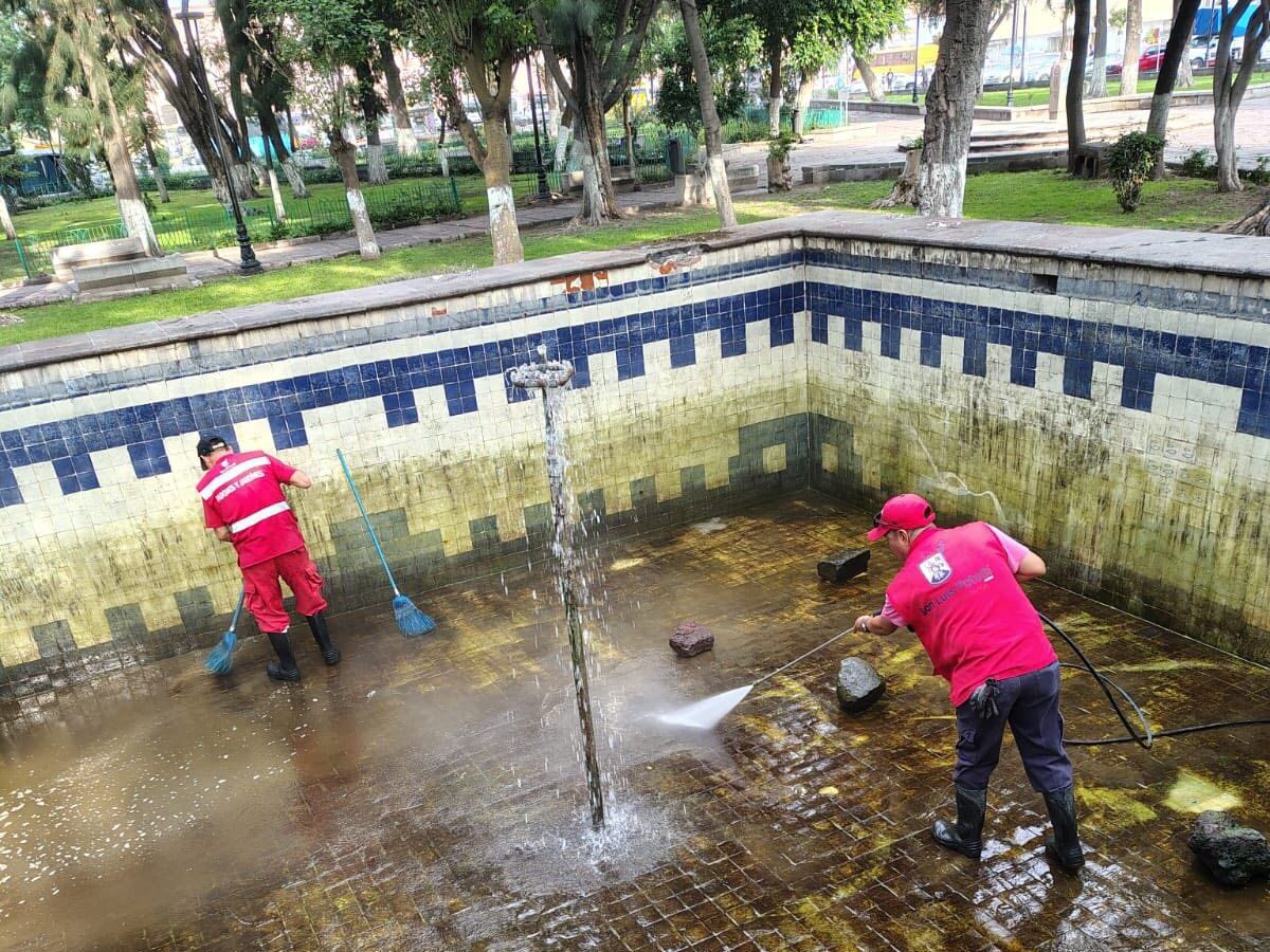 La Dirección de Servicios Municipales atiende plazas emblemáticas para conservar su imagen y funcionalidad.