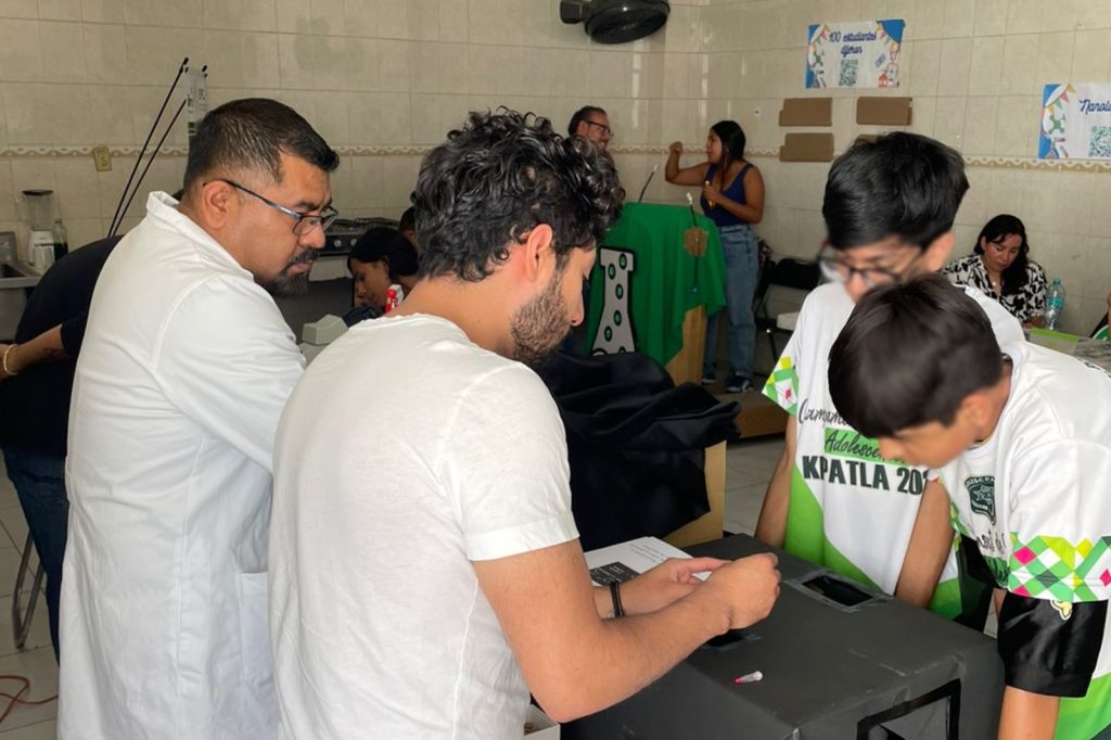 Estudiantes y docentes del Instituto de Física acercan la investigación a jóvenes en situación vulnerable