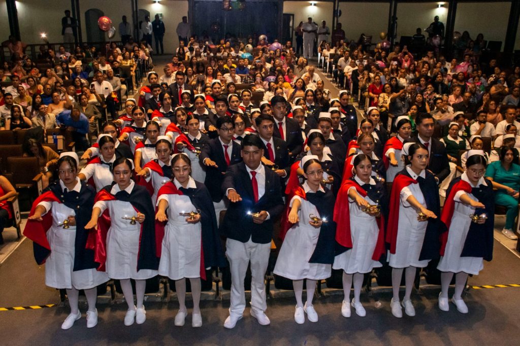 UAMRA celebra Pase de Luz y entrega de cartas de pasante en Enfermería