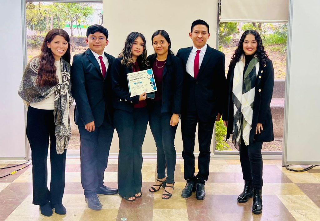 Alumnos de la UASLP elaboran repelente a base de componentes naturales y ganan premio nacional emprendedor