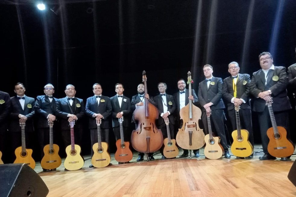 La UASLP une voces y guitarras de rondallas universitaria en una velada romántica y bohemia
